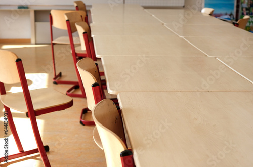 Detailansicht auf einige leere Stühle und Tische in einem Klassenzimmer in einer Schule Seminar- oder Konferenzraum, selektiver Fokus, viel Copy space