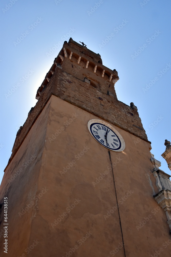 Foto de Cattedrale dei Santi Pietro e Paolo in PItigliano do Stock ...