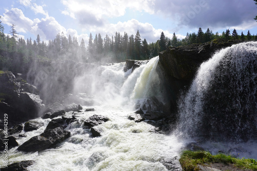 Blick auf den wunderschönen Ristafallet Wasserfall in Schweden photo