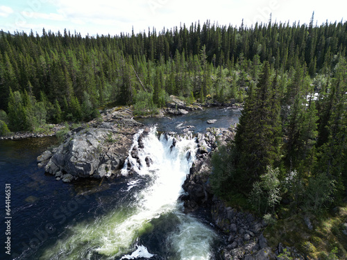 Wunderschöne Stromschnellen in der Nähe vom Trappstegsforsen Wasserfall in Schweden mit der Drohne fotografiert