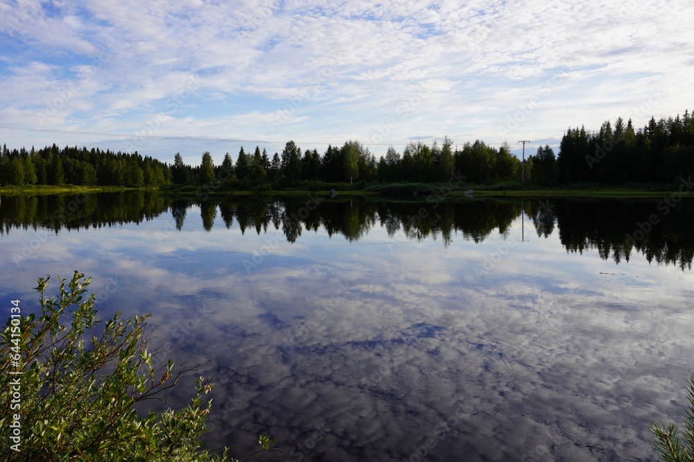 Wunderschöne Wolkenspiegelung im See bei Vojman in Schweden im Sommer