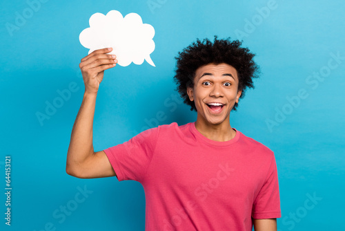 Foto Photo of cheerful positive nice guy wear pink trendy clothes say tell weather fo