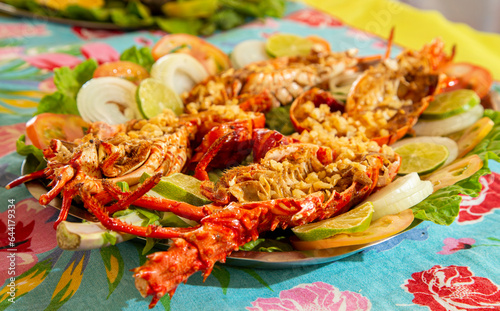 Lagostas e peixe frito em prato típico de frutos do mar do nordeste brasileiro
