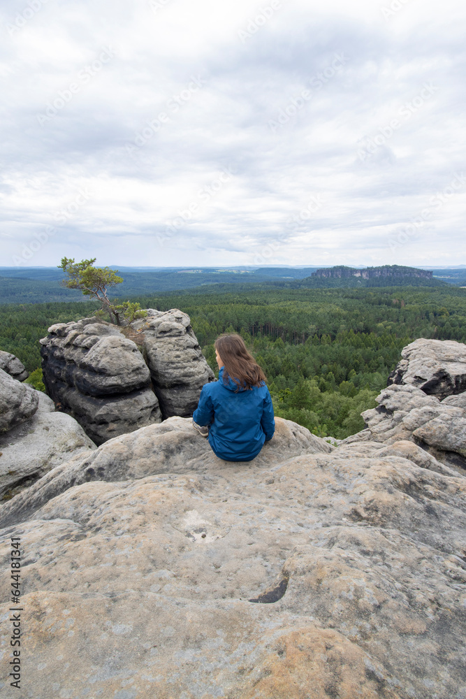 Wanderin genießt Aussicht auf dem Gohrisch Stein