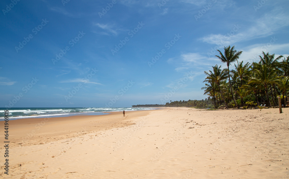 Garota distante com bola sozinha em praia do nordeste do Brasil Garota distante com bola sozinha em praia do nordeste do Brasil