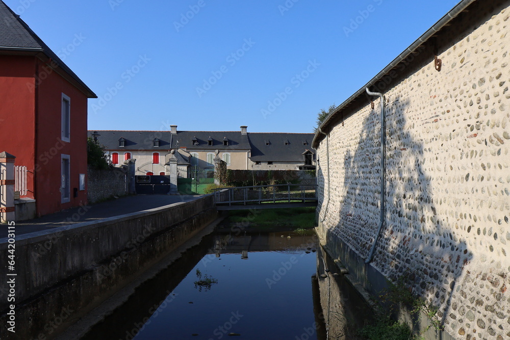 La rivière Mardaing dans le village, village de Ibos, département des Hautes Pyrenees, France