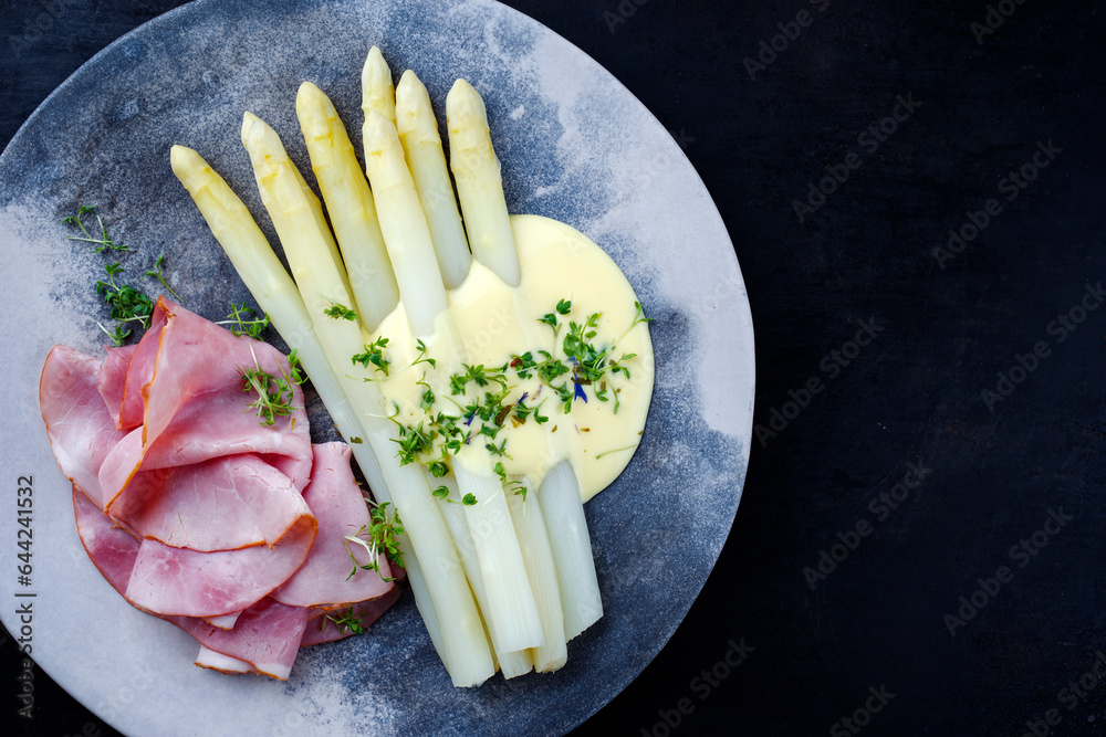 Traditionell gedämpfter weißer Spargel mit Parmesan Käse und Walnüsse ...