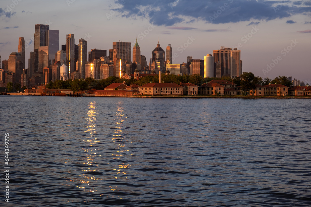 Obraz premium Manhattan skyline viewed across Hudson River from Liberty State Park, Jersey City, New Jersey