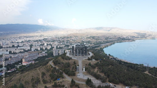 Fotografija A drone shot of the complex around the Chronicle of Georgia, with the skyline of northern Tbilisi and the Reservoir in the background