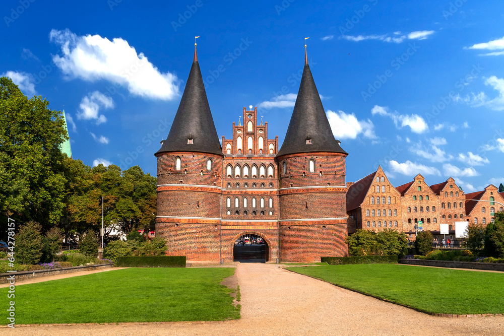 Das Holstentor der Hansestadt Lübeck in Schleswig-Holstein, Deutschland - obrazy, fototapety, plakaty 