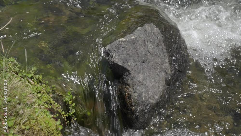 Caudal de agua en la montaña