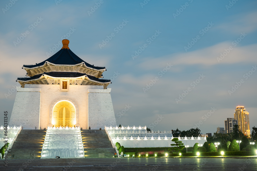 Obraz premium Chiang Kai-Shek Memorial Hall night view in Taipei, Taiwan
