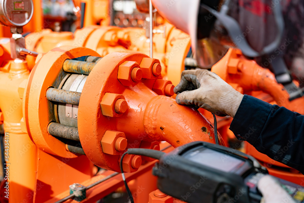 Non-destructive testing technicians are checking the thickness of elbow tubes using ultrasound (UT) testing methods, ultrasound testing to determine the residual thickness after use.