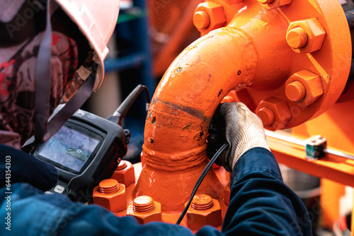 Non-destructive testing technicians are checking the thickness of elbow tubes using ultrasound (UT) testing methods, ultrasound testing to determine the residual thickness after use.