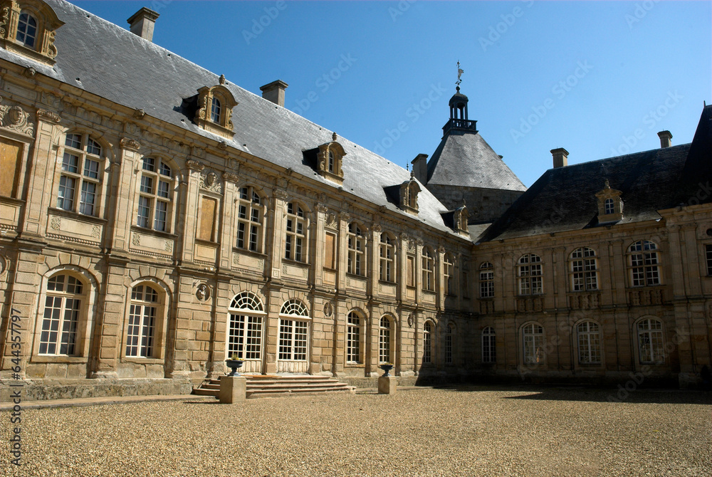 Château de Sully, Chateau XIIe et XVIe de Sully, 71, Saône et Loire, Bourgogne, région Bourgogne Franche Comté, France