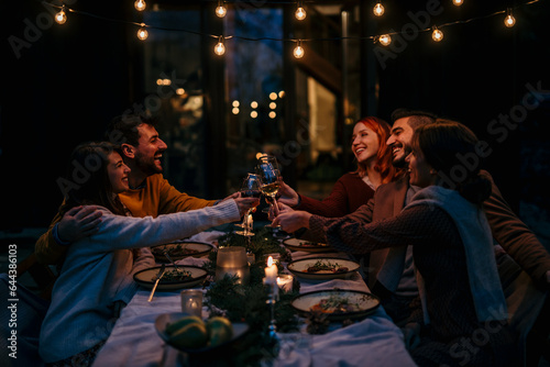 Canvas Print A group of friends and colleagues gathered in a tranquil garden, indulging in a delightful dinner