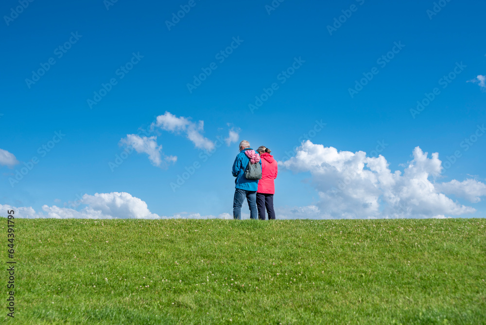 Touristen auf dem Klimadeich in Norddeich. Bundesland Niedersachsen in Deutschland Touristen auf dem Klimadeich in Norddeich. Bundesland Niedersachsen in Deutschland