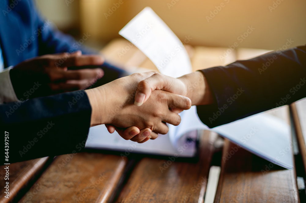 Obraz premium join hands to do business Business alliances, cooperation, synergy, unity, teamwork and sustainable business success.