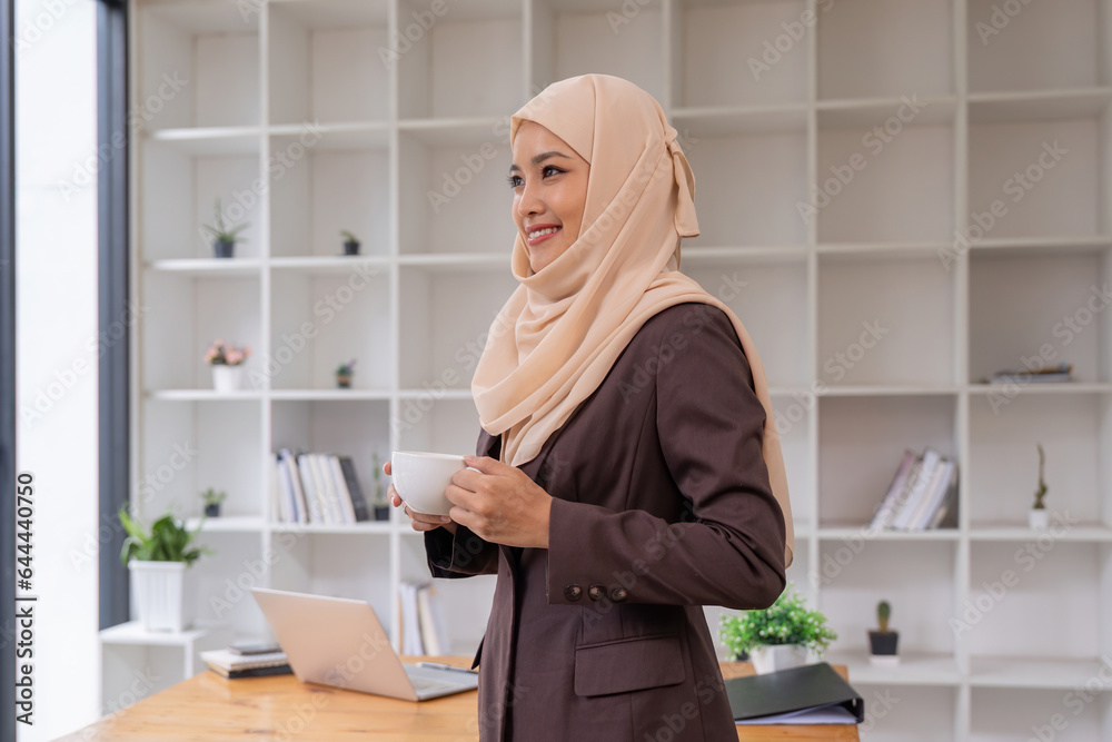Φωτογραφία Portrait of confident businesswoman muslim hijab stand holding a coffee mug work