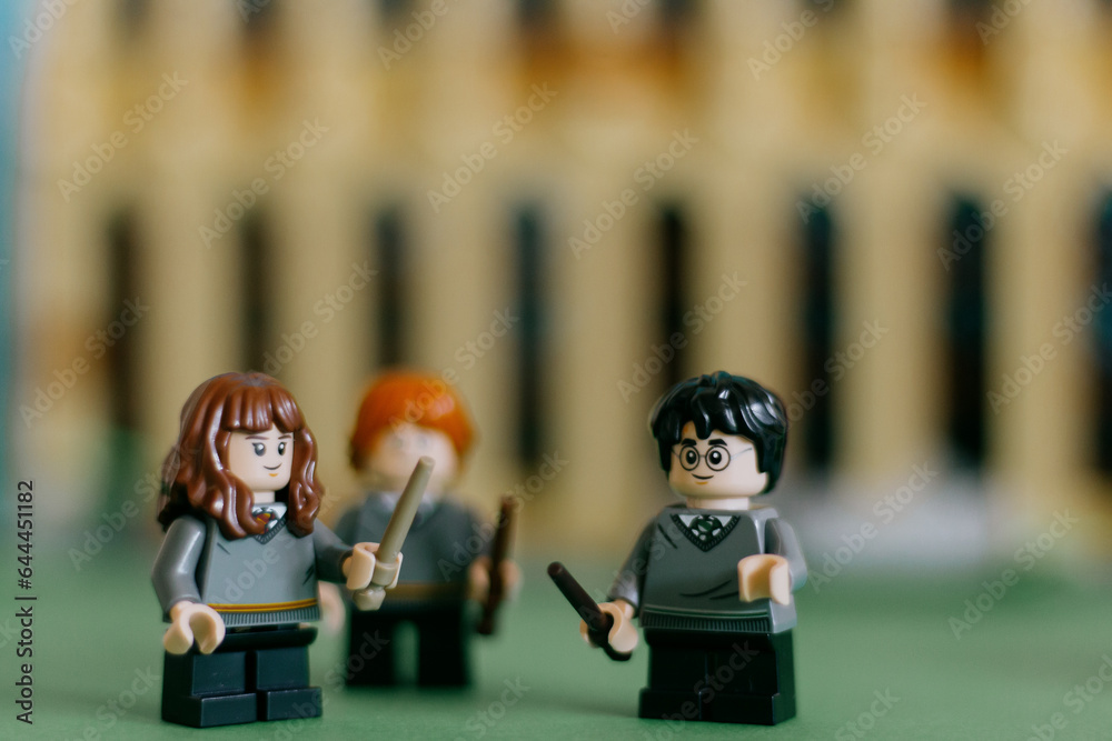 Naklejka premium España - 8 sept 2023: Lego Figuren Harry Potter, Hermine and Ron