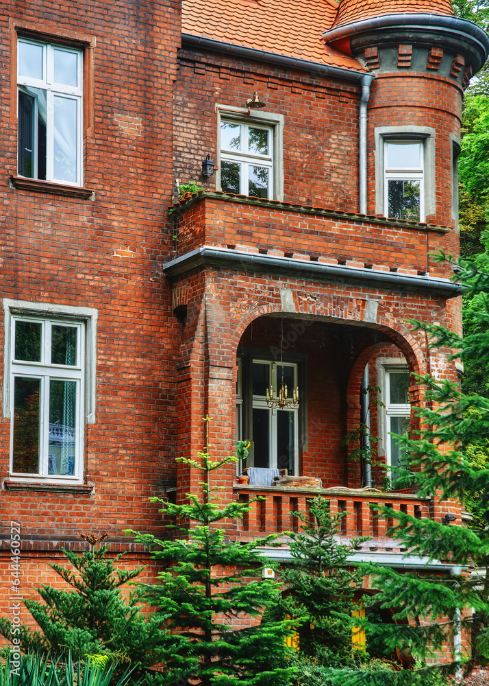Naklejka premium house, architecture, home, old, building, window, brick, street, houses, france, wall, door, city, traditional, facade, town, stone, roof, europe, england, red, windows, urban, green, exterior