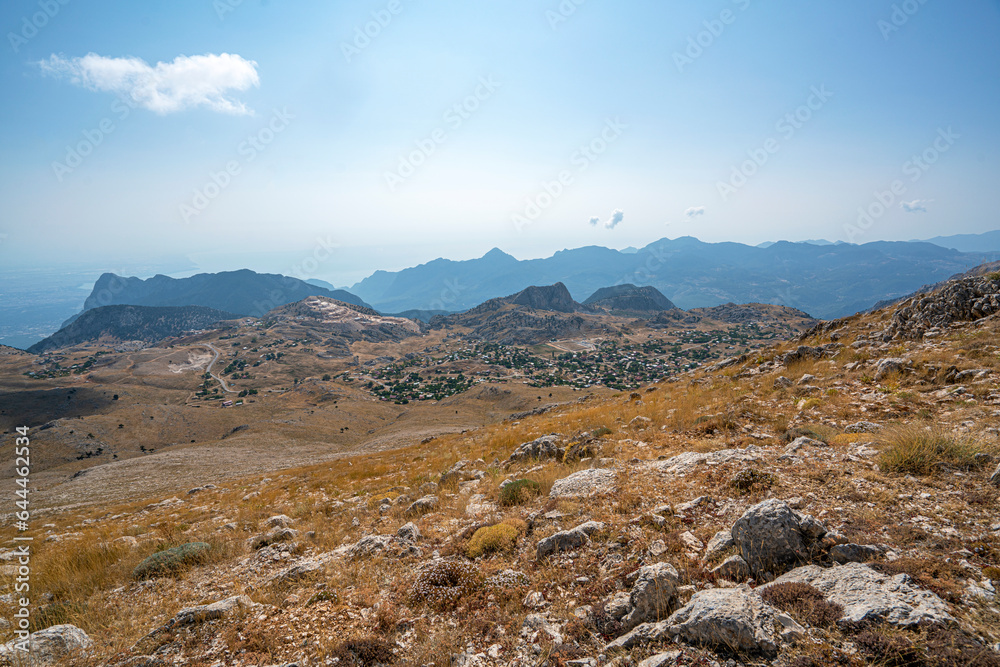 The scenic view of Feslikan Plateau and Alaben Mountain, which looks as if it has its back, consists of spread neighborhoods and looks like it is nestled inside a pit when viewed from the sky. The scenic view of Feslikan Plateau and Alaben Mountain, which looks as if it has its back, consists of spread neighborhoods and looks like it is nestled inside a pit when viewed from the sky.