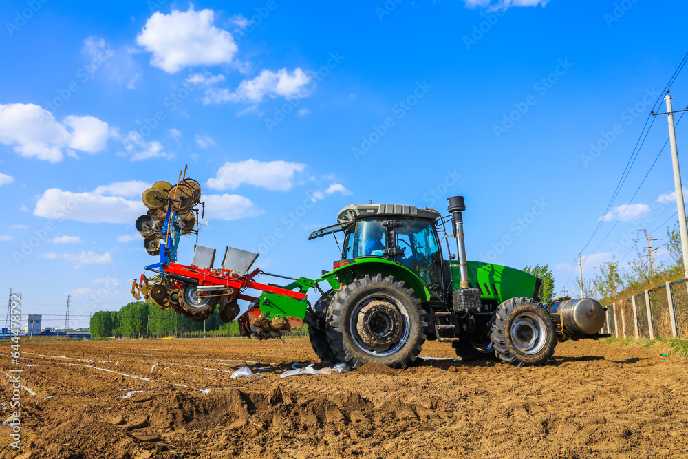 In spring, farmers use farm machinery to grow peanuts In spring, farmers use farm machinery to grow peanuts