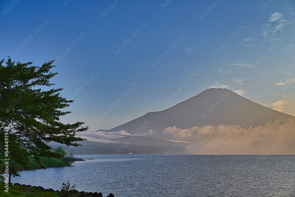 湖に浮かぶ富士山