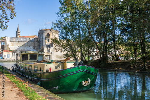 Péniche de tourisme amarrée à Castelnaudary