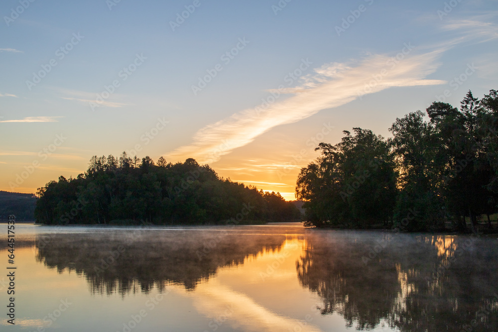 Lever de soleil sur les Lac des Settons