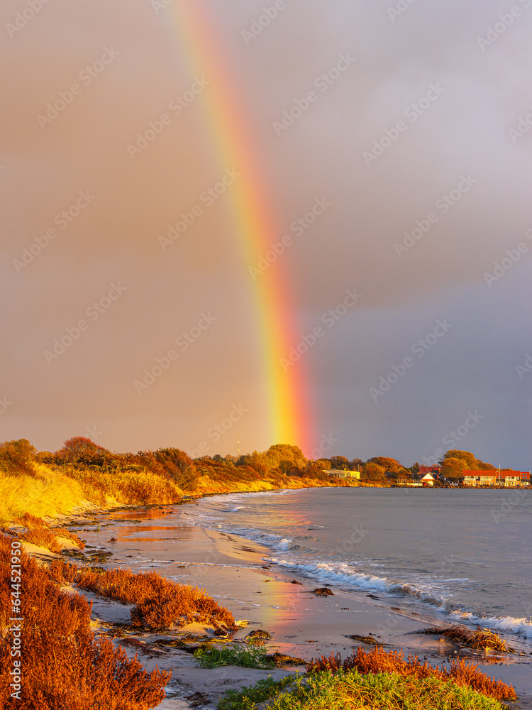Ostseeküste mit Regenbogen auf der Insel Mön in Dänemark