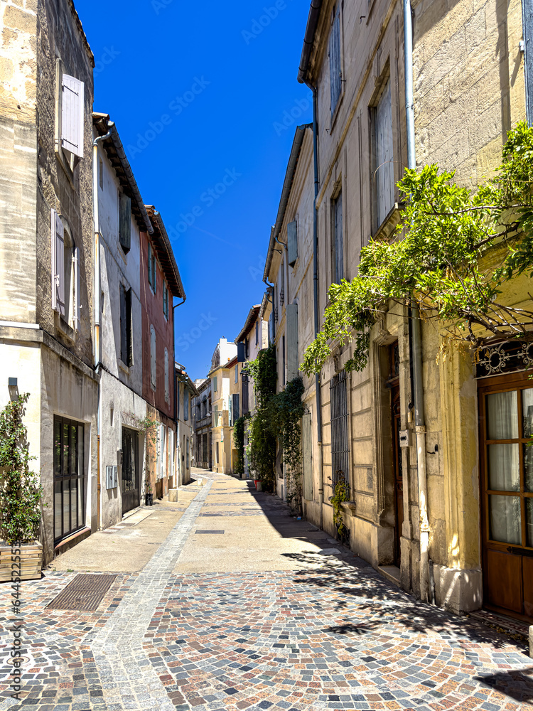 Obraz premium Ancient Allure: Discovering Arles' Historic Streetscapes