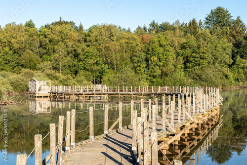 Passerelle sur le Lac des Settons