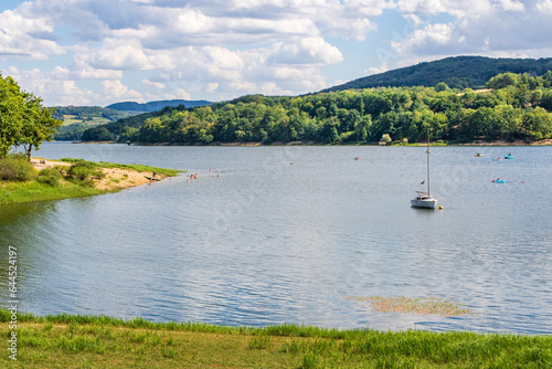 Les berges du Lac de Pannecière, dans le Parc Naturel Régional du Morvan