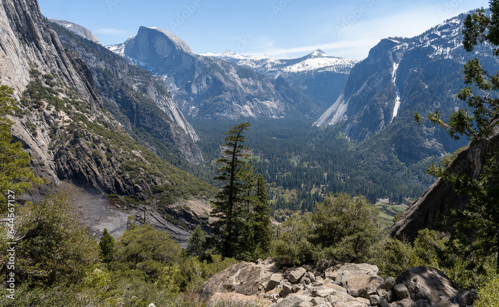 Fototapeta premium Yosemite, Upper Yosemite Falls Trail Midway, Half Dome