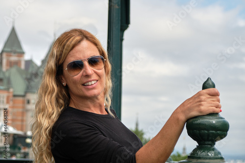 Mujer sonriendo mirando a cámara 