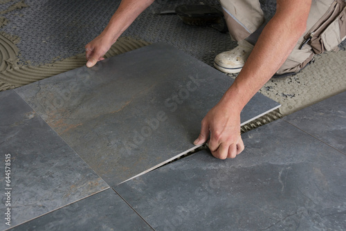 Fliesenleger verlegt Bodenfliese