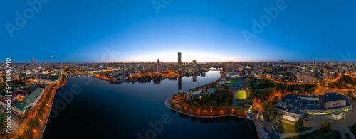 Foto Yekaterinburg city and pond aerial panoramic view at summer or early autumn night
