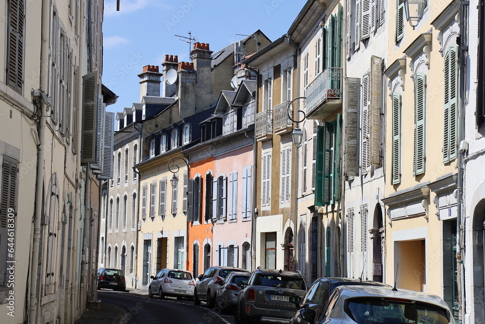 Rue typique, ville de Tarbes, département des Hautes Pyrénées, France