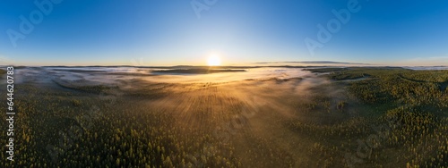 Sonnenaufgang über von Bodennebel bedecktem See und Wäldern in Lappland, Västerbotten, Schweden