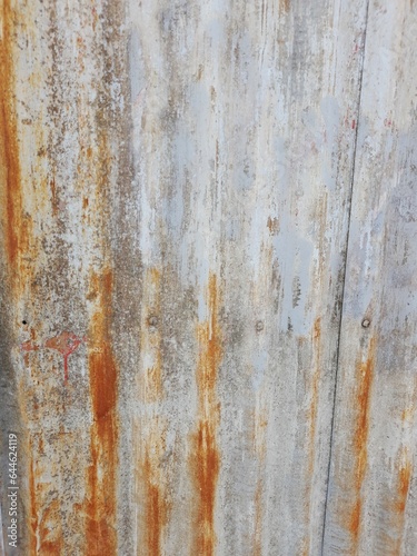 La pared de chapa acanalada de un cobertizo de cereales  vieja y oxidada por fuera  forma un dise  o industrial original y hermoso para fondos texturizados