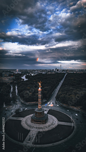 Siegess  ule Goldelse Berlin Siegesdenkmal Landschaft Friedensengel Preu  ischer Sieg Kriegerdenkmal Bronzeskulptur Wahrzeichen Berliner Skyline Historisches Denkmal Ikonisch Aussichtsplattform Drone