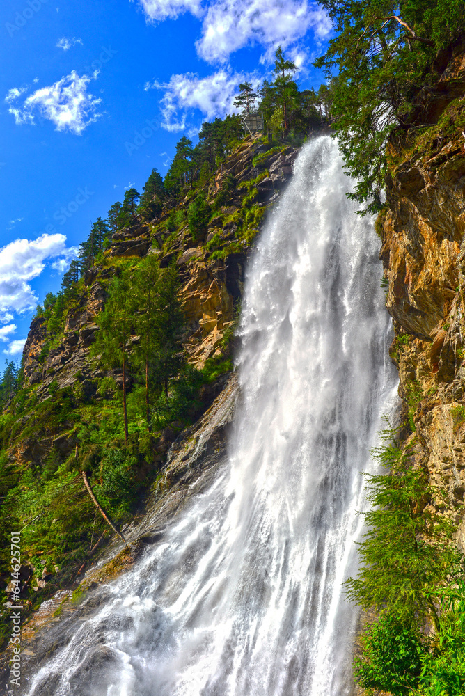 Fototapeta premium Der Stuibenfall im Weiler Niederthai, Gemeinde Umhausen (Tirol, Österreich)