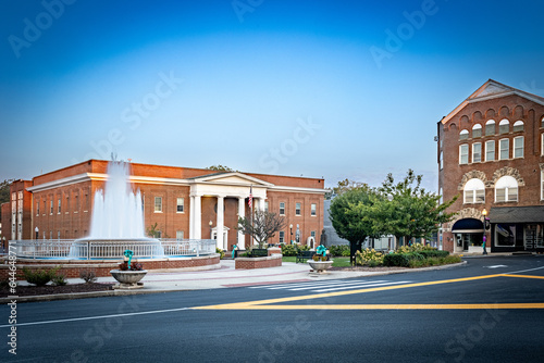 Fotografie City center fountain and the Pulaski County government office in Somerset, Kentucky, during the morning hours under a clear sky