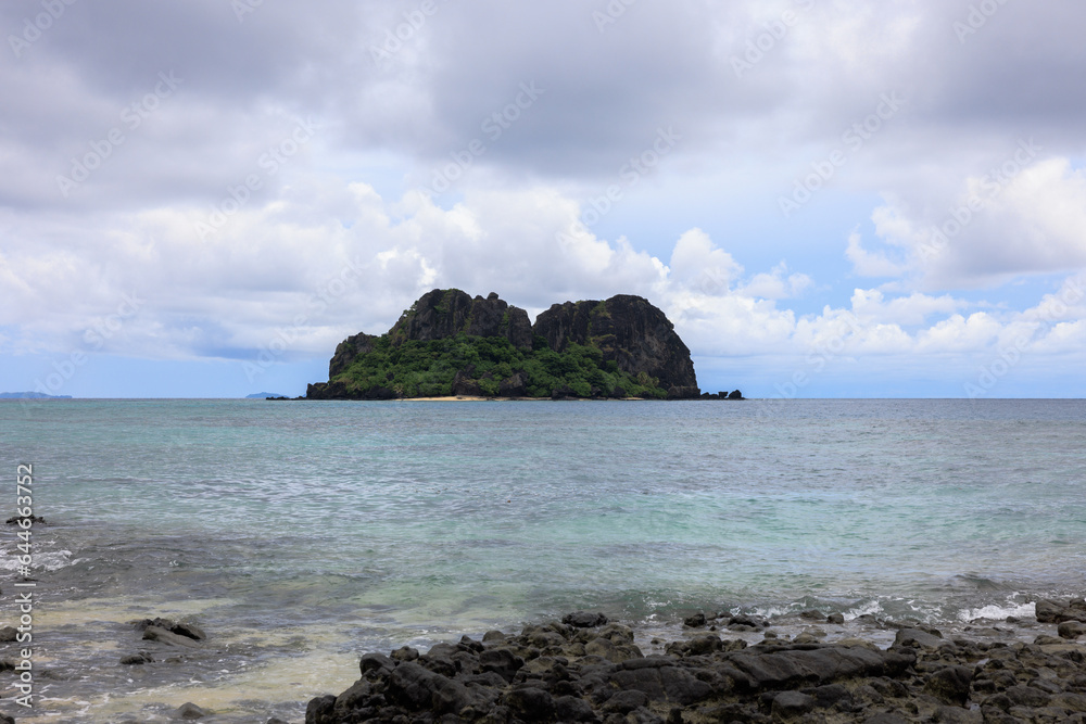 Naklejka premium rocky shore across from fiji island