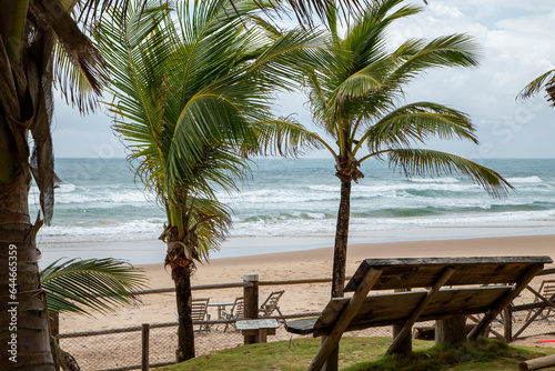 Fachada de resort com coqueiros  palmeiras e redes na sombra  no litoral do nordeste brasileiro durante uma tarde de ver  o.