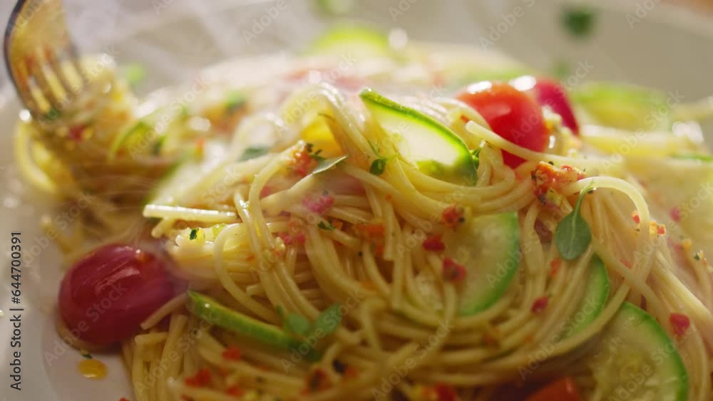Rolling spaghetti in a plate