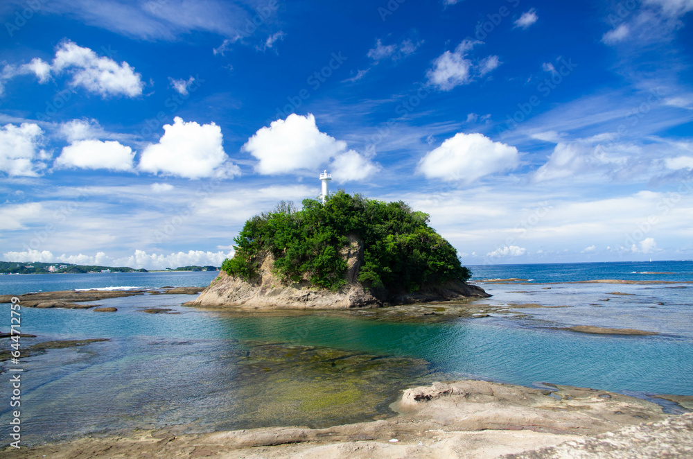 Fototapeta premium 和歌山県田辺市天神崎の丸山と青い海