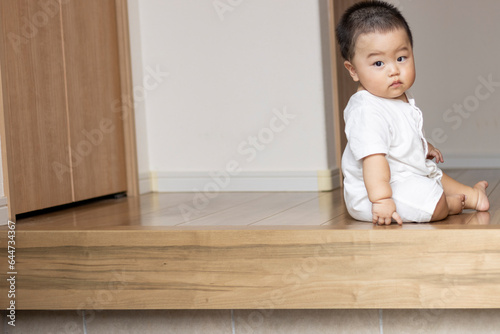 お座りした赤ちゃんと玄関の段差（男の子、０歳、生後９か月、日本人）