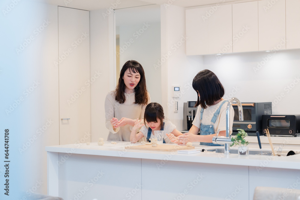 お母さんと一緒に料理をする子どもたち